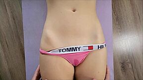 Stiefschwester lässt mich in ihre enge Jungfrauen Muschi gleiten. Verdammt, so saftig! 😜