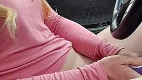 Perché questa milf calda si dita in macchina?