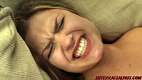 वैनिसा लिन, ऑल नेचुरल, अपनी युवती 18+ चूत को बड़े ब्लैक लंड से टैबू इंटररेसल में पाउंड करती है