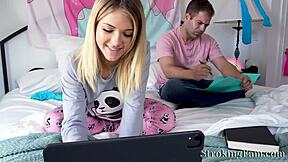 ¡Tío, ver a la babe 18+ Emma Bugg montando a Nicky Rebel en el baño está tan caliente!