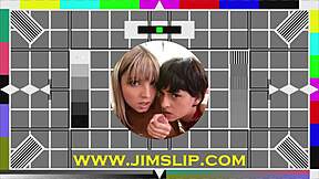 Ó istenem, kicsi 18+ 18+ csaj szakadt farmer rövidnadrágban baszva az öreg Jimslip által! 😍