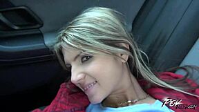 Многооргазмена кучка Gina Gerson язди непознат в обществена кола за забавление