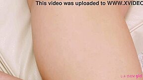 فتاة بلوند جميلة 24 عاماً تكشف جسمها المثالي في جلسة تصوير