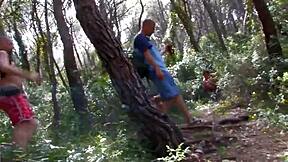 Dreier im Wald wird wild mit schöner Schlampe bei Doppelaktion