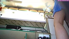 Seksi sarışın iş yerinde etek altı ile röntgenci kamerada yakalandı