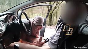 Flash de bite publique à une jeune musulmane naïve en hijab au parc