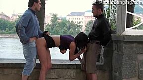 Busty Meisje Krijgt Dubbel Penetratie Op Straat In Het Openbaar