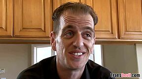 אספן ברוקס שולטת בבחור הכלבה שלה בזיון אנאל קשה.