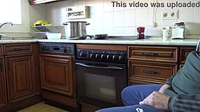 Рисков домашно чукане с моята хорна заварена сестра, чувства се толкова диво