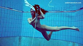 Teen 18+ Arrapata Si Spoglia Veloce E Mostra Corpo Sexy!