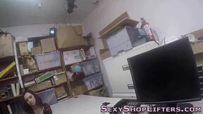 Amateur voleuse ado 18+ attrapée et baisée fort dans scène réalité crade.