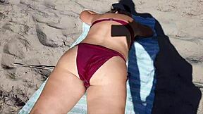 Aku tak tahan, intai dia di pantai, sentuh, pancut atas muka, shok!