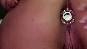 बड़ी चूत होंठ वाली बेब लेस्बियन मफ डाइविंग और बटप्लग के साथ ऐनल करती है विशाल गंद पर।