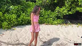 Fantastisk tonåring kissar på Maldivernas strand, får vild golden shower på glasögon