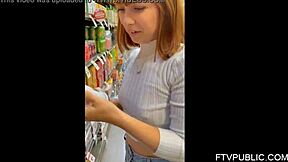 Walmaart'ta 18+ genç külotunu halka açıkta gösteriyor, çok sıcak upskirt! 😜