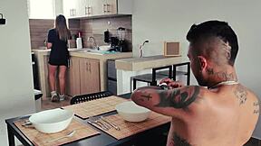 Thomas siente la emoción al parar el tiempo y follar a su madrastra en la cocina