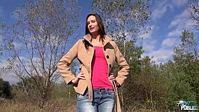Divoký venkovní soulož s českou brunetkou děvkou, která ukazuje perfektní tělo