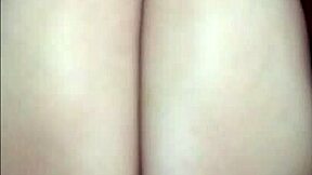 我顽皮的拉丁继妹用大屁股扭动挑逗，然后在父母房间后入式