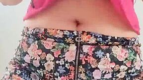 Modelka pozuje z dużymi naturalnymi cyckami i głośnymi jękami. Dziki materiał od DepravedMinx!