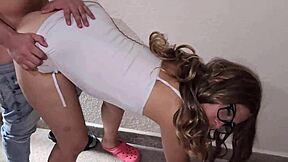 סקס עם השוברינה שלי במעלית, מסתיים במסדרונות