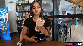 Jeune mignonne thaï 18+ gros cul m'a sucé puis chatte percée à fond