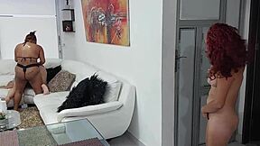 Кльощавата се възбужда като шпионира диви действия на доведените сестри в хола.