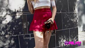 Estoy haciendo dares calientes con Marina Gold afuera, arriesgándolo todo en la calle