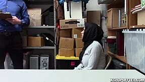 Shoplyfter Müslüman Ella Knox Muhteşem Göğüsleri ve Tüylü Amıyla Vahşi Irklararası Sikişte Şaşırttı. Mükemmel 10 Sertçe Sikiliyor.