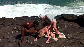 ένας μαύρος τύπος και ένας λευκός τύπος γαμάνε μια ξανθιά στην άκρη του γκρεμού! 🌊