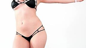 Bisa bayangin cewek latin-jepang nerdy ini nari di kontolmu?