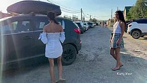 To piger blottede fisser i det offentlige?