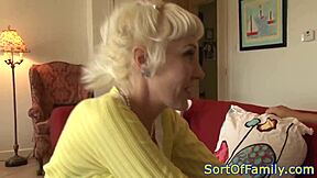 Gue suka nonton nenek highheel di-assfuck sama anak tiri remaja 18+.