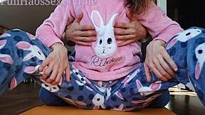 Stiefvater, ich bin so nass, necke meine Muschi und kleinen 18+ Titten im Schlafanzug, bitte!