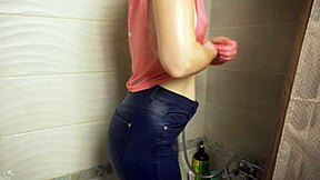 お風呂で濡れたジーンズフェティシ、お尻崇拝と覗きプレイ