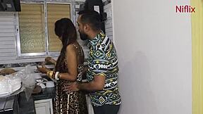 यंग इंडियन वाइफ किचन में रोमांटिक ड्रिलिंग पाती है डीप लिक्स के साथ