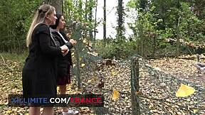 見て、この若いブロンド娘が全ての穴で激しく犯される！