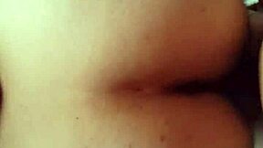 Oups, ma belle-sœur nettoie et j'ai dû baiser son cul courbé !