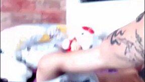 Man, deze vieze shemale geeft zichzelf een wilde facial buiten! 😜