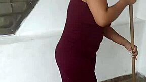 Oye nena, mientras limpias, ¿me das una mamada rápida? ¡Esto se pone gracioso con mi novia colombiana!