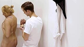 Shame4k chlap sa vkradne do sprchy aby tvrdo šúchal zrelú blondínku