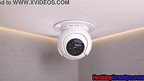 Θυμωμένος step grandpa πιάνει τη step granddaughter να αγγίζει τον εαυτό της. Τα πράγματα ζέσταναν γρήγορα!