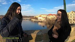 Gravid styvdotter böjer sig över för POV doggystyle med stor kuk på jul