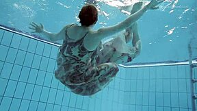 Anna Netrebko a Lada Poleshuk skúmajú mokrú podvodnú lesbickú hru