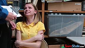 يا رجل، هذه المراهقة الروسية 18+ البكاء اللصة بصدر صغير 18+ تعاقبت بقوة!