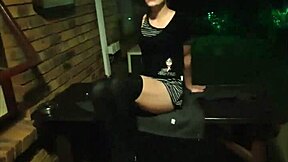 Sono ossessionato da questa milf brunetta con tette piccole 18+ in clip fumanti