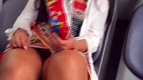 18岁继女在公交车上裸露闪现，无内裤