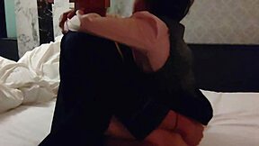 ผู้ช่วย OL คนนี้ขี่แรงและครางระหว่างเล่นกลางวัน