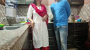 Desisaarabhabhi, след като й лизах сочната путка, се възбуждам да чукам мащехата си с хинди аудио