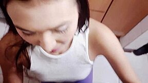 Dnes tvrdě šukám svou kurvičkou sestřenici v kuchyni