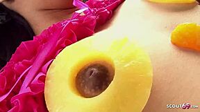 瘦瘦的亚洲继妹被骗操毛逼内射